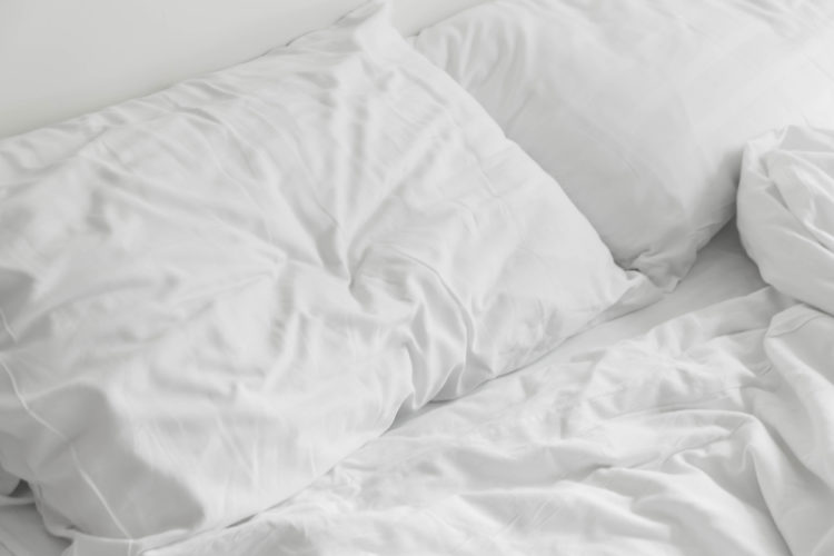 Usa detergente para que al lavar las almohadas estas queden suaves