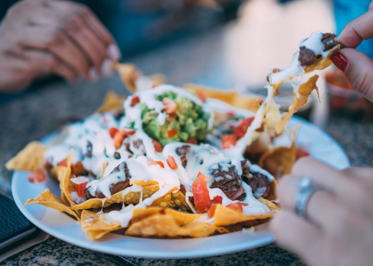 Nachos con guacamole y queso