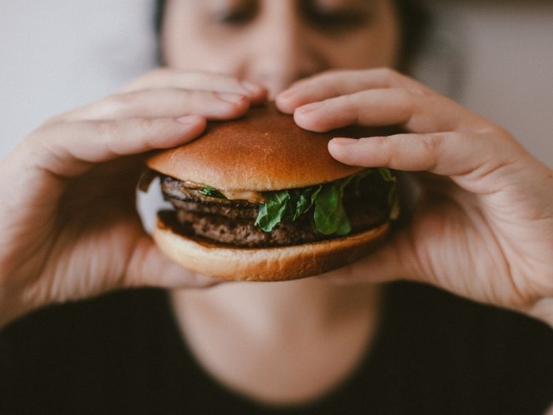 ¿Por qué el cuerpo es adicto a la comida chatarra?