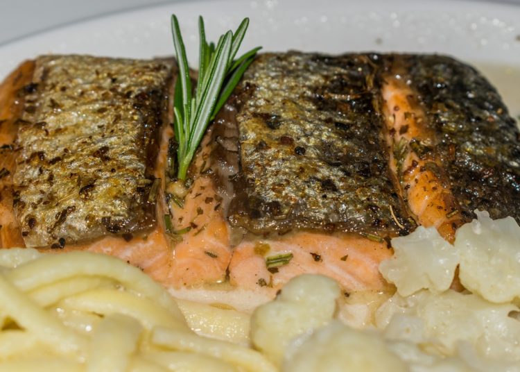 Salmón aderezado con romero