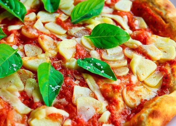 Pizza decorada con albahaca
