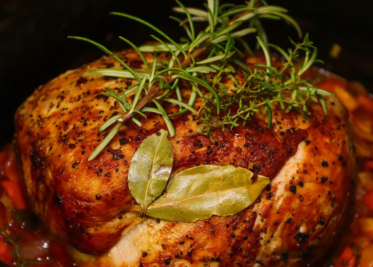 7 hierbas aromáticas que le dan mayor gusto a tus comidas: úsalas en estas recetas
