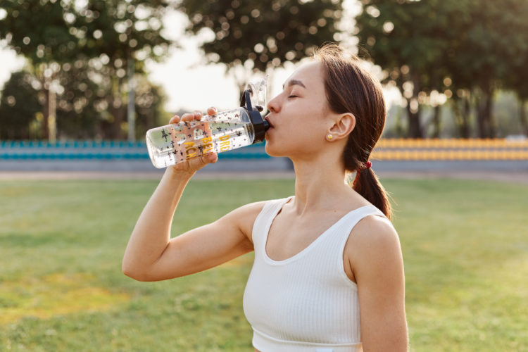 Hidrátate con agua mineral mientras entrenas