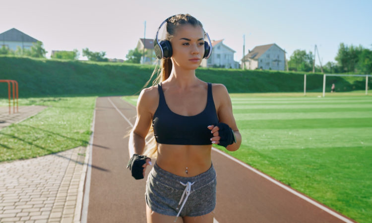 Beneficios de caminar 1 hora y cómo hacerlo para adelgazar, reducir cintura y acelerar la quema de calorías