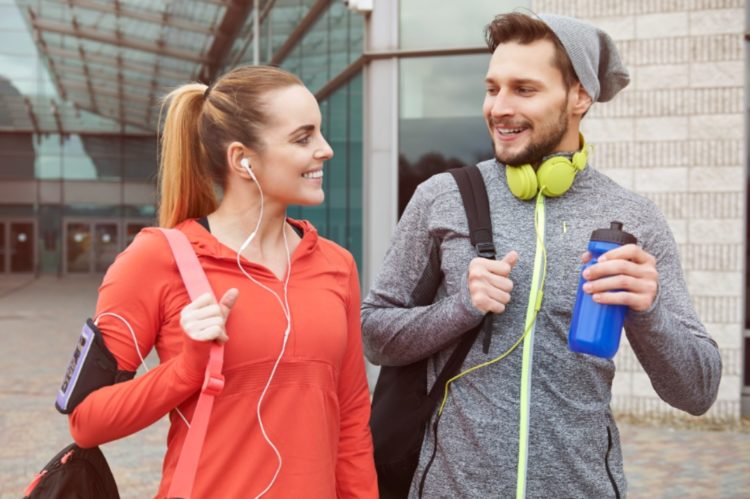 Puedes realizar caminatas al aire libre o en el gimnasio
