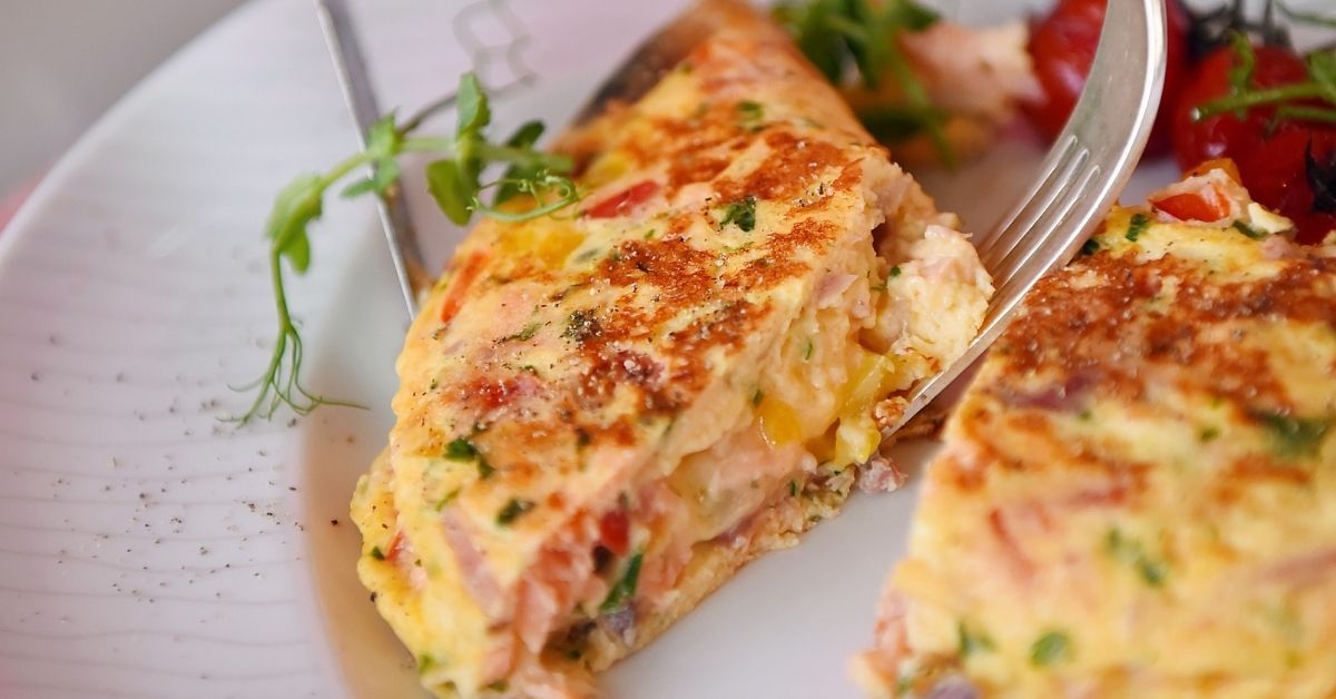 Tortilla de papa saludable con cebolla picadita y perejil fresco