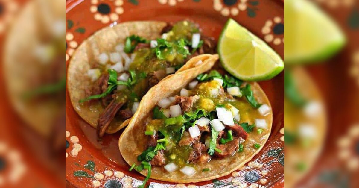 Tacos de lengua con una rica salsa verde y cilantro picado