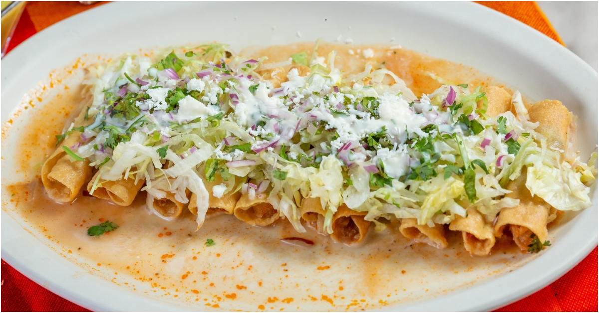 Flautas de pollo este platillo con una deliciosa salsa verde